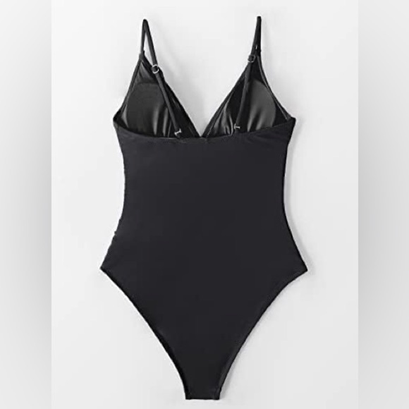 Medium Black CUPSHE Women's Shirring Design V-Neck Low Back One Piece Swimsuit - Picture 5 of 7